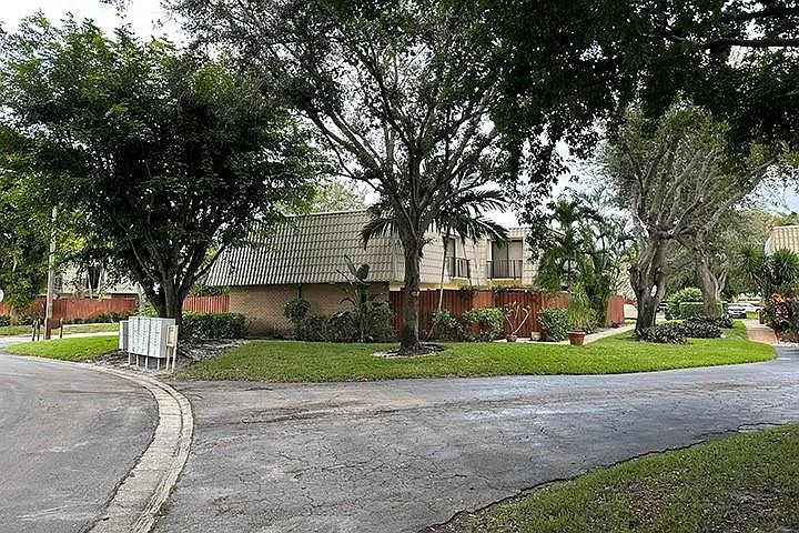 1700 Embassy Dr #504 — Photo 19