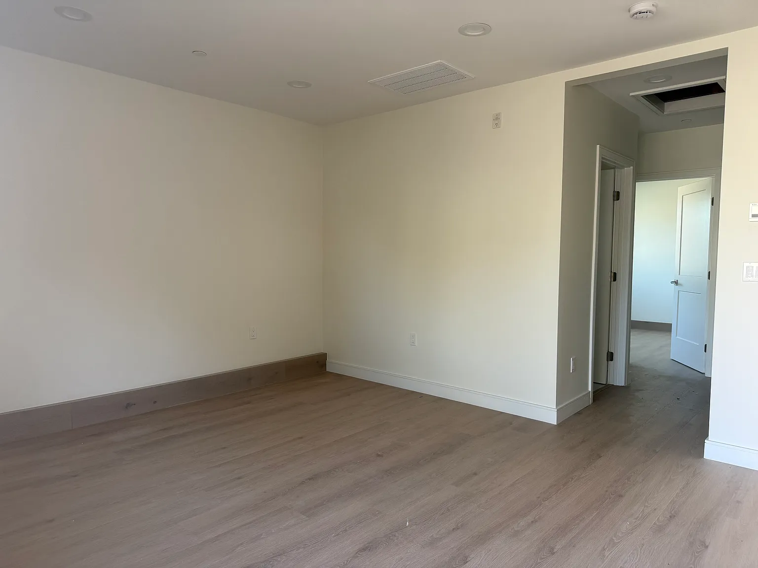 2 bed, 800 sqft, $4,500 — Photo 4