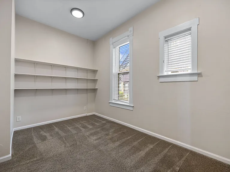 Thomas Logan Apartments — Photo 11