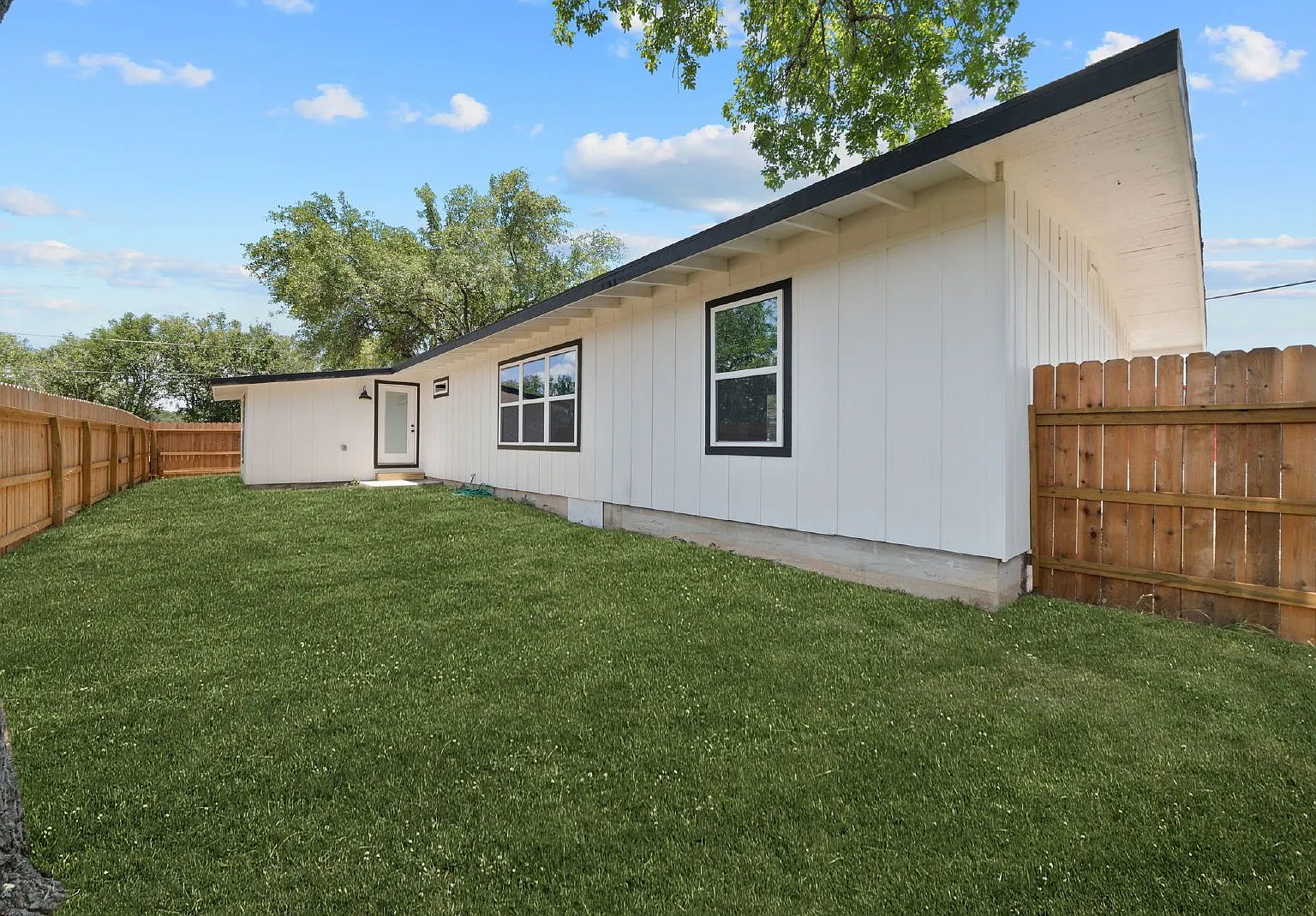 3 bed, 2.0 bath, 1460 sqft, $1,595 — Photo 3