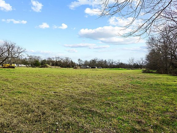 4th image of E Texas St