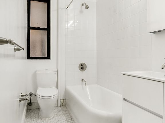 3rd image of 225 W 23rd St #2252S