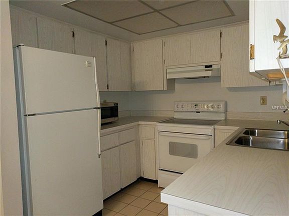 4th image of 2827 Sherbrooke Ln APT A