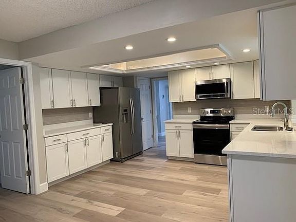 4th image of 406 Fox Valley Dr