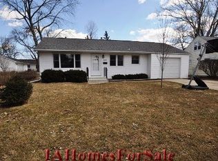885 30th St, Marion, IA 52302