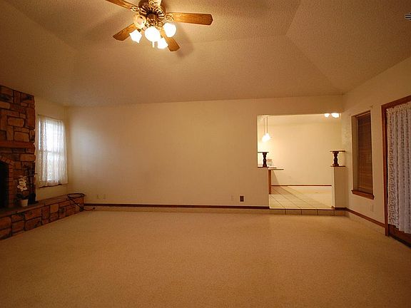 4th image of 904 Rosewood Dr