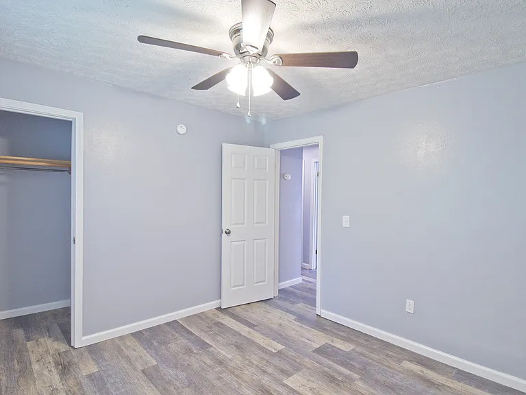 211 Glenlake Dr — Photo 10