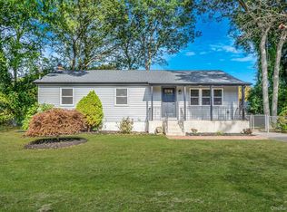 45 Arrowhead Dr, Shirley, NY
