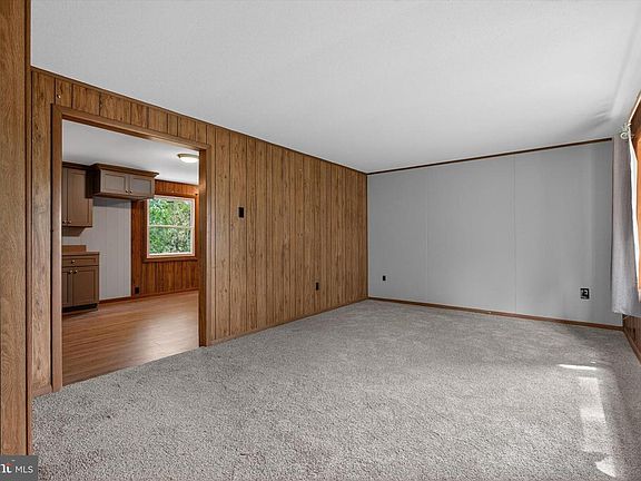 4th image of 1048 Creek Rd