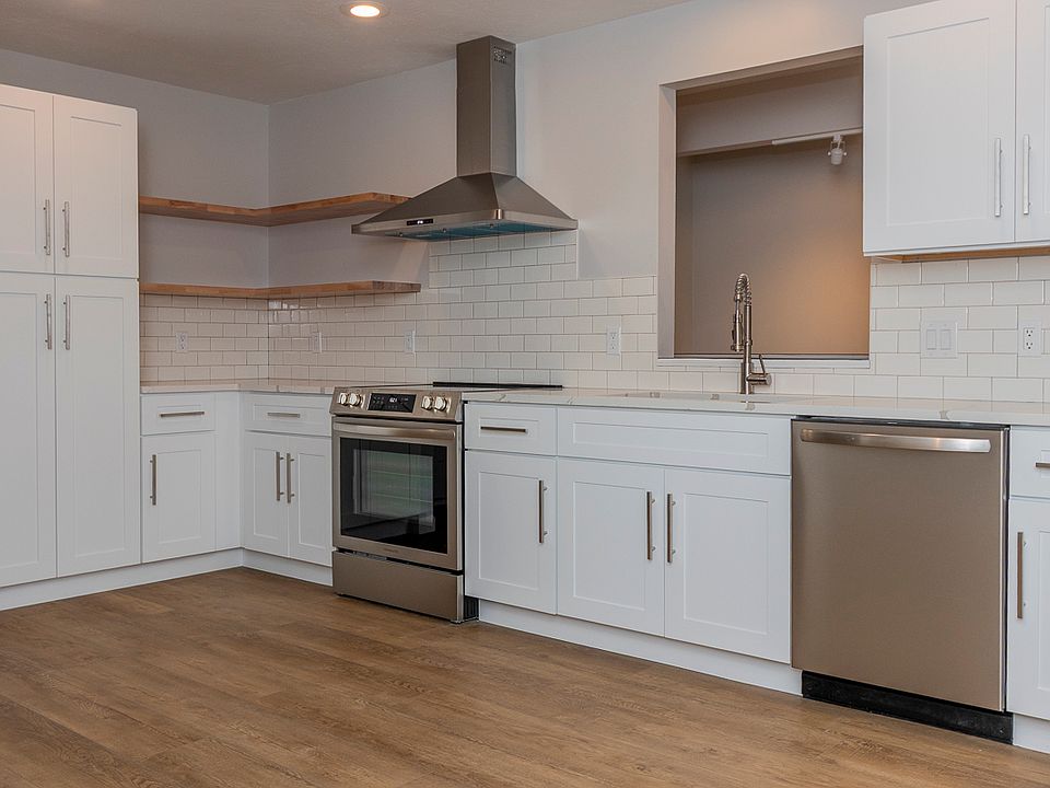 Kitchen - plenty of storage space in that 30" upright pantry cabinet!
