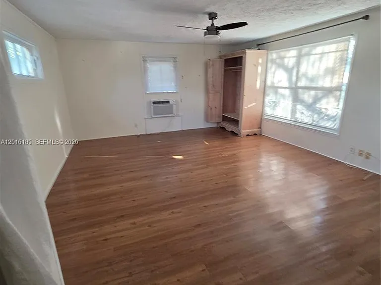 811 NE 14th Ct — Photo 5