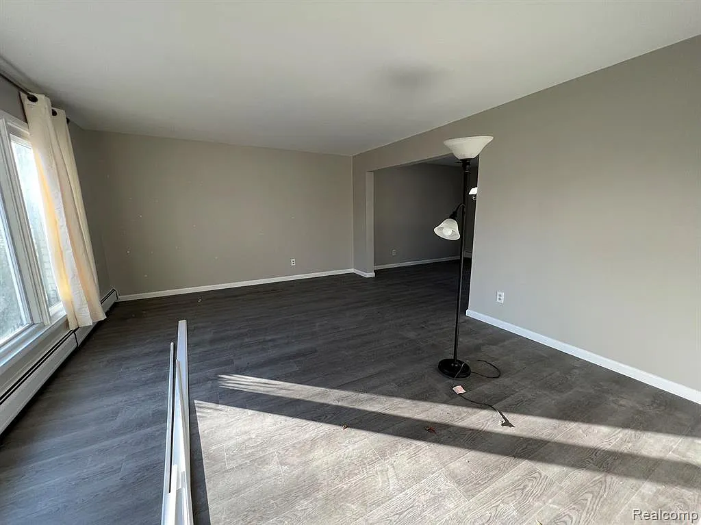 5 bed, 2.5 bath, 3051 sqft, $2,700 — Photo 3