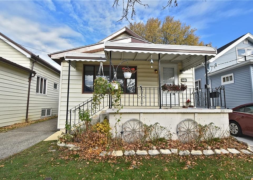 1st image of 636 Marilla St