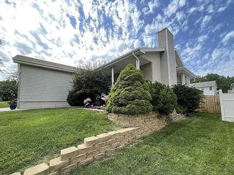 816 Mary Ct — Photo 3