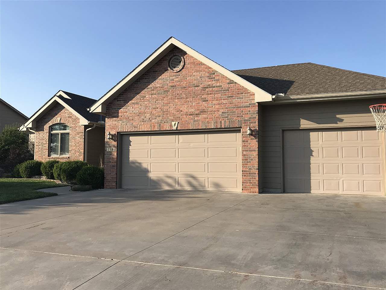 712 Charles St, Hesston, KS 67062 Zillow