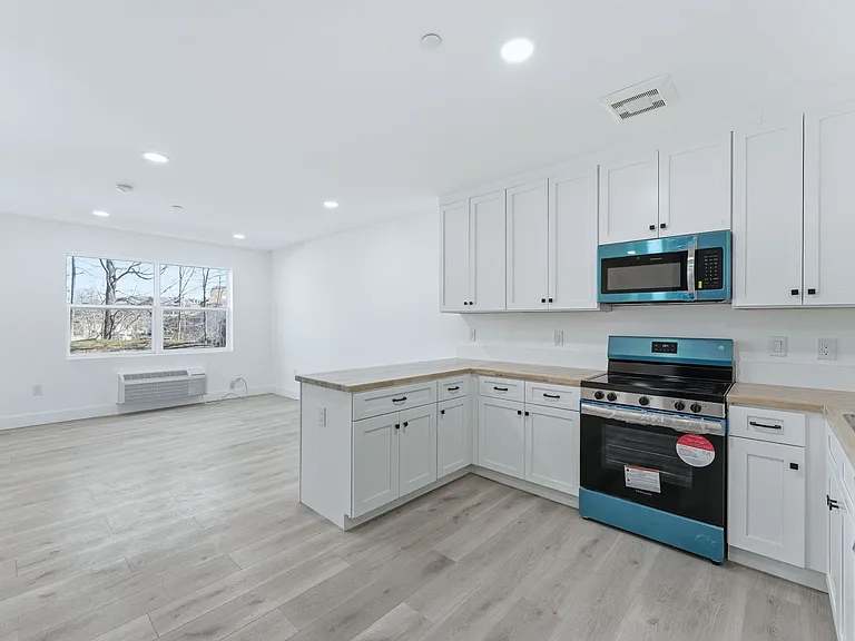 Shepherds Lane Commons — Photo 11