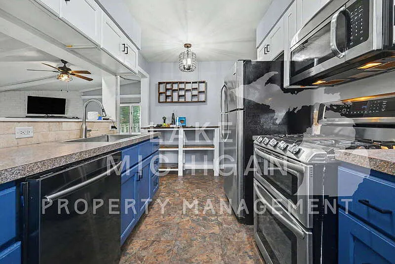 4 bed, 2.0 bath, 1952 sqft, $2,295 — Photo 2