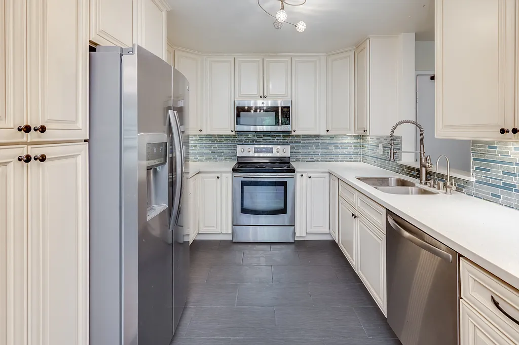 3 bed, 1352 sqft, $3,200 — Photo 2
