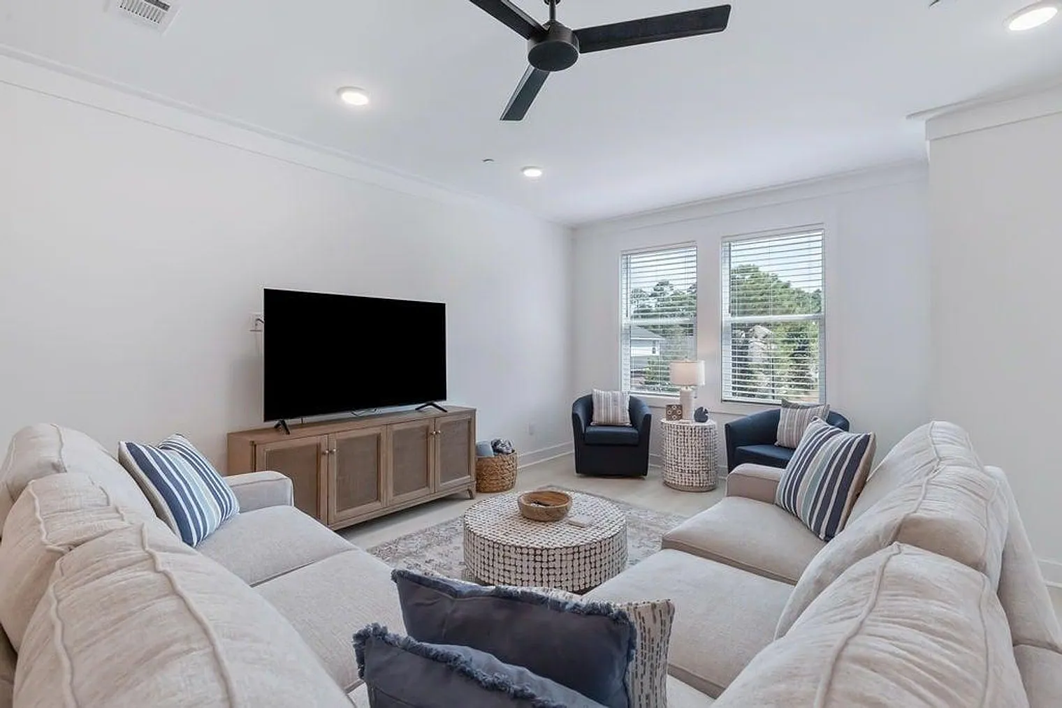 4 bed, 3.0 bath, 1980 sqft, $5,040 — Photo 4