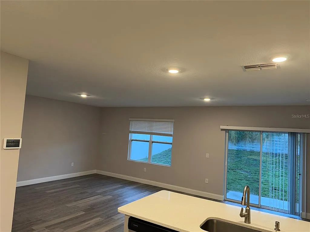 3 bed, 2.0 bath, 1426 sqft, $1,800 — Photo 3