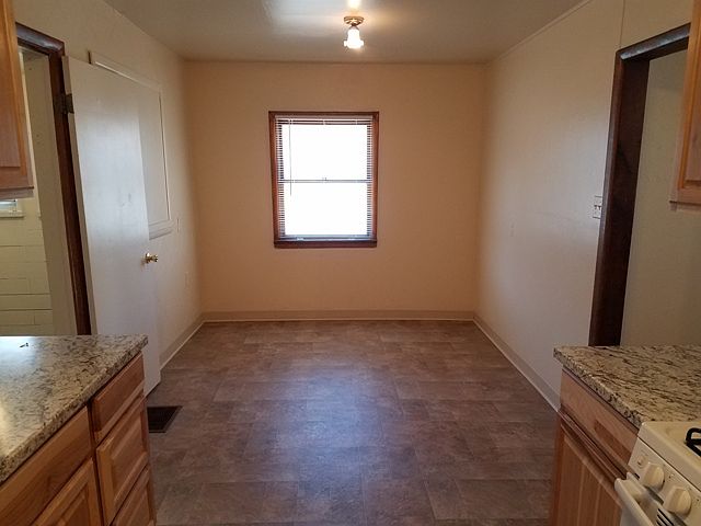 2102 Grove Cir. Apt. A - dining area in kitchen