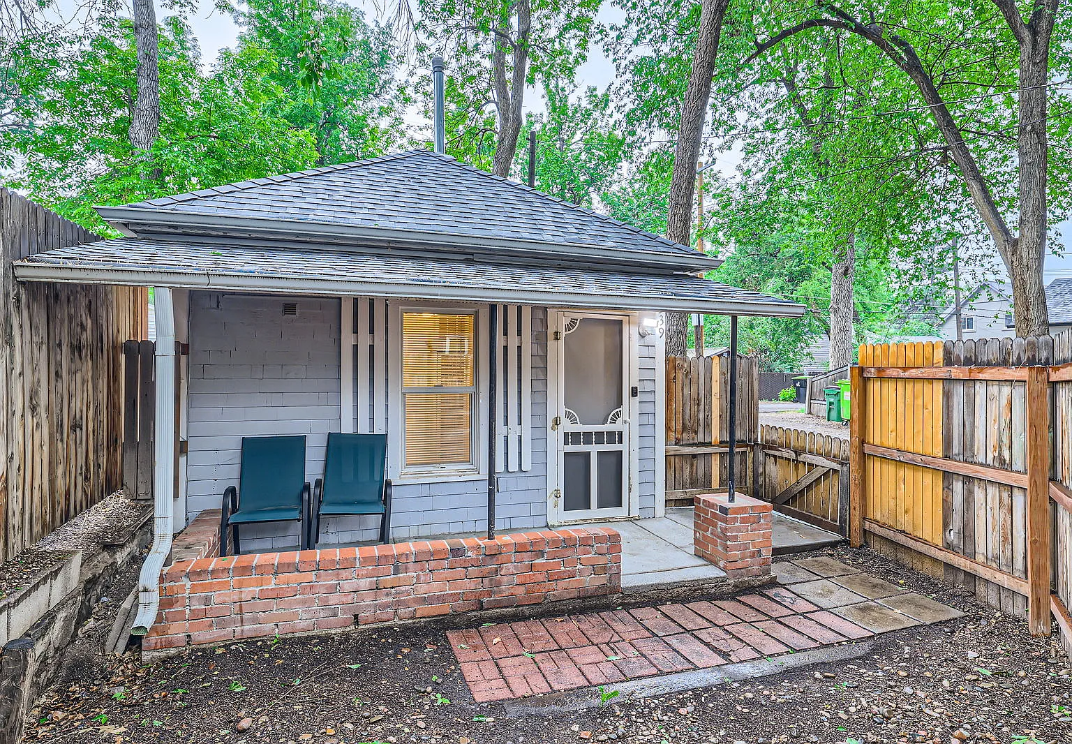 537 East Platte Avenue - 5 / Cottage — Photo 1