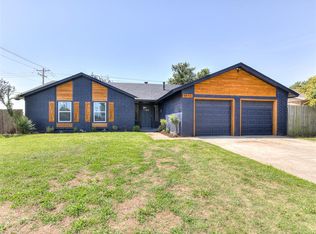 1052 Royal Ln, Yukon, OK 73099