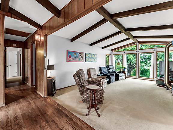 4th image of 10 Hillcrest Drive