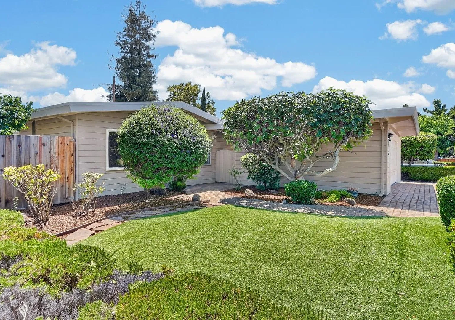 Updated 4BR Palo Alto Home with Central A/C & Two Private Outdoor Spaces — Photo 3