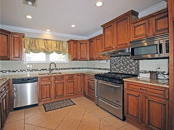 3rd image of 3912 Berot Dr