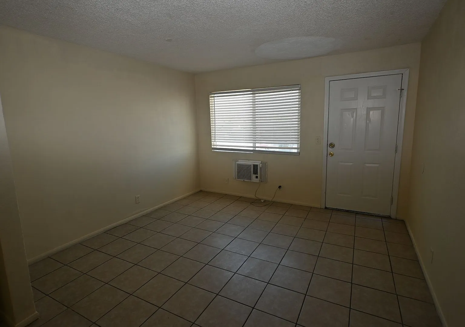3021 E Carey #6 - 1 bedroom apartment -No pets -upstairs — Photo 3