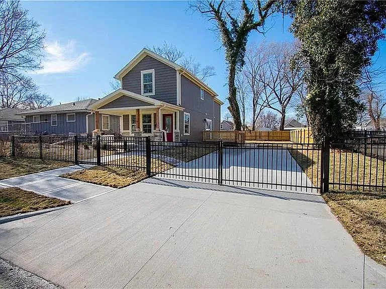 828 S 10th St — Photo 2
