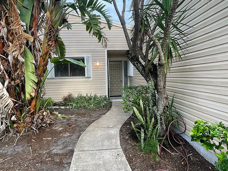 81 Emerald Ct — Photo 2