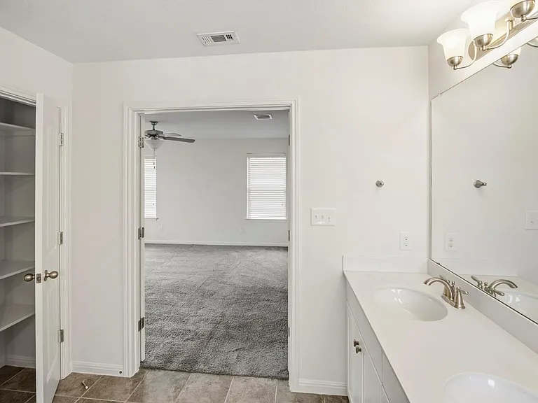 2937 Barbed Wire St — Photo 25