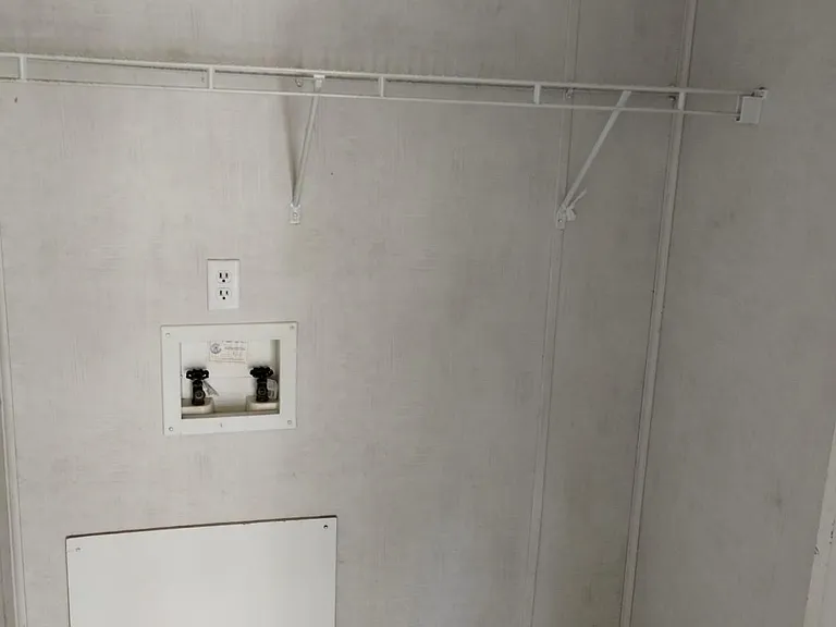 143 SE Laurence Ct — Photo 22