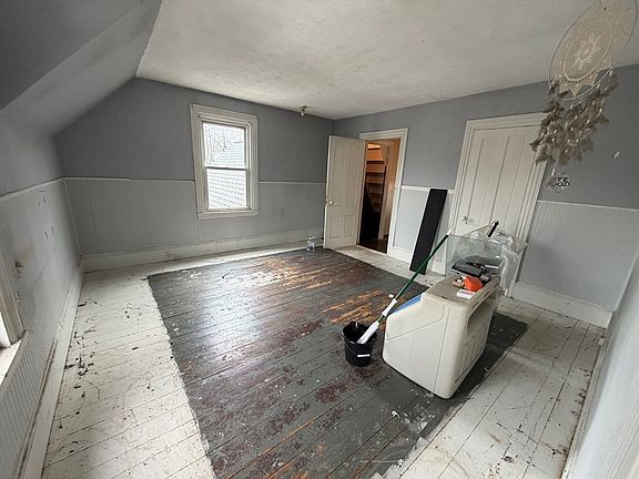 2nd image of 186 Maxfield St