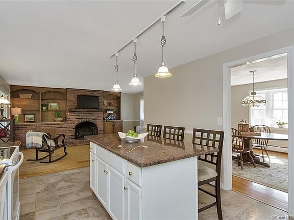 4th image of 6 Hollister Dr