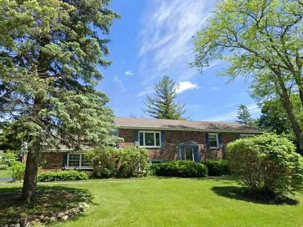 909 Dundee Ave, Barrington, IL 60010