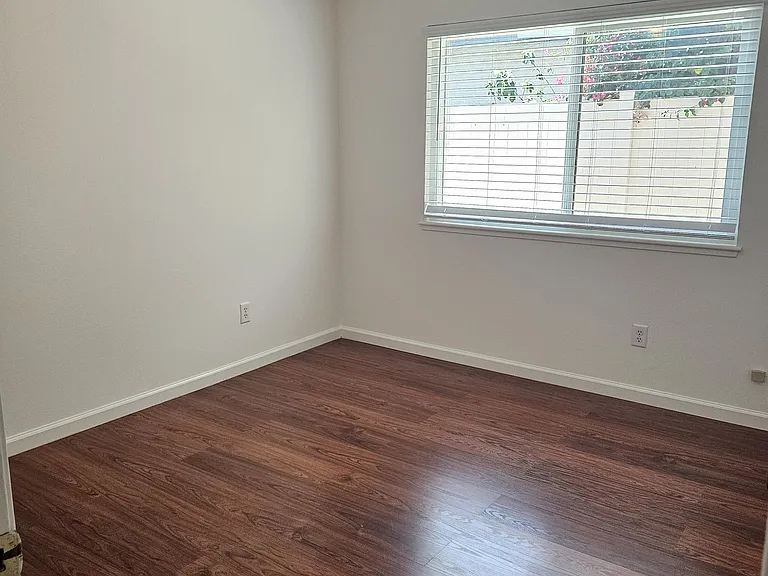 20727 Horace St — Photo 13
