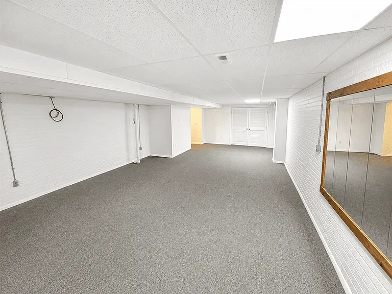 221 Burt St — Photo 19