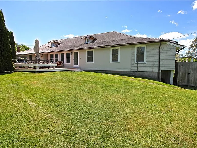 215 Coggeshall Ave — Photo 47