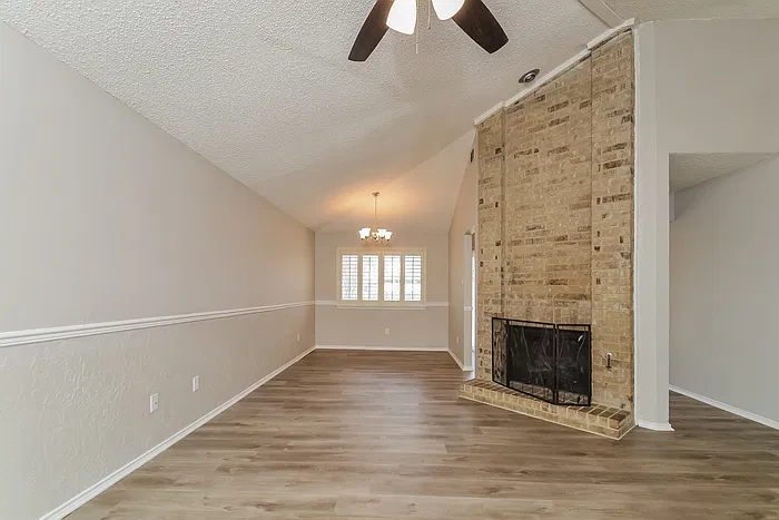 3 bed, 2.0 bath, 1293 sqft, $1,970 — Photo 3