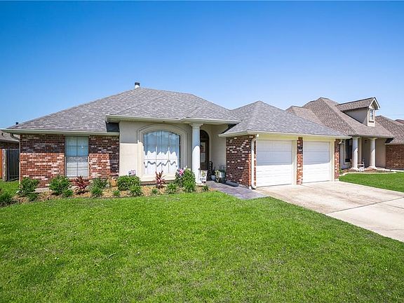 2nd image of 213 E Pin Oak Dr