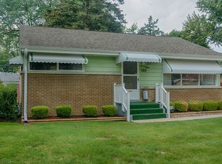 1180 Hiawatha Dr, Elgin, IL 60120