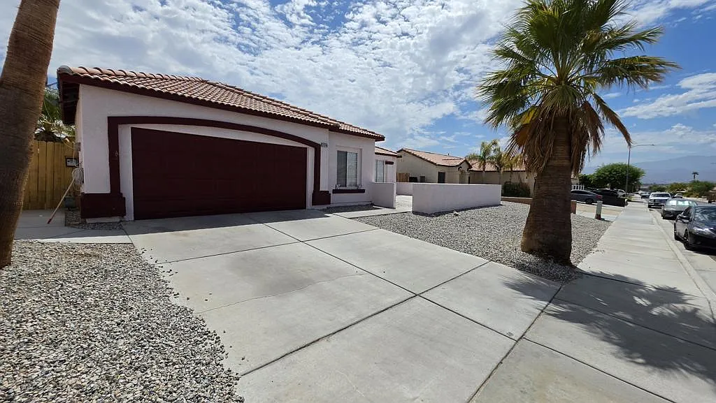 4 bed, 2.0 bath, 1582 sqft, $3,000 — Photo 3