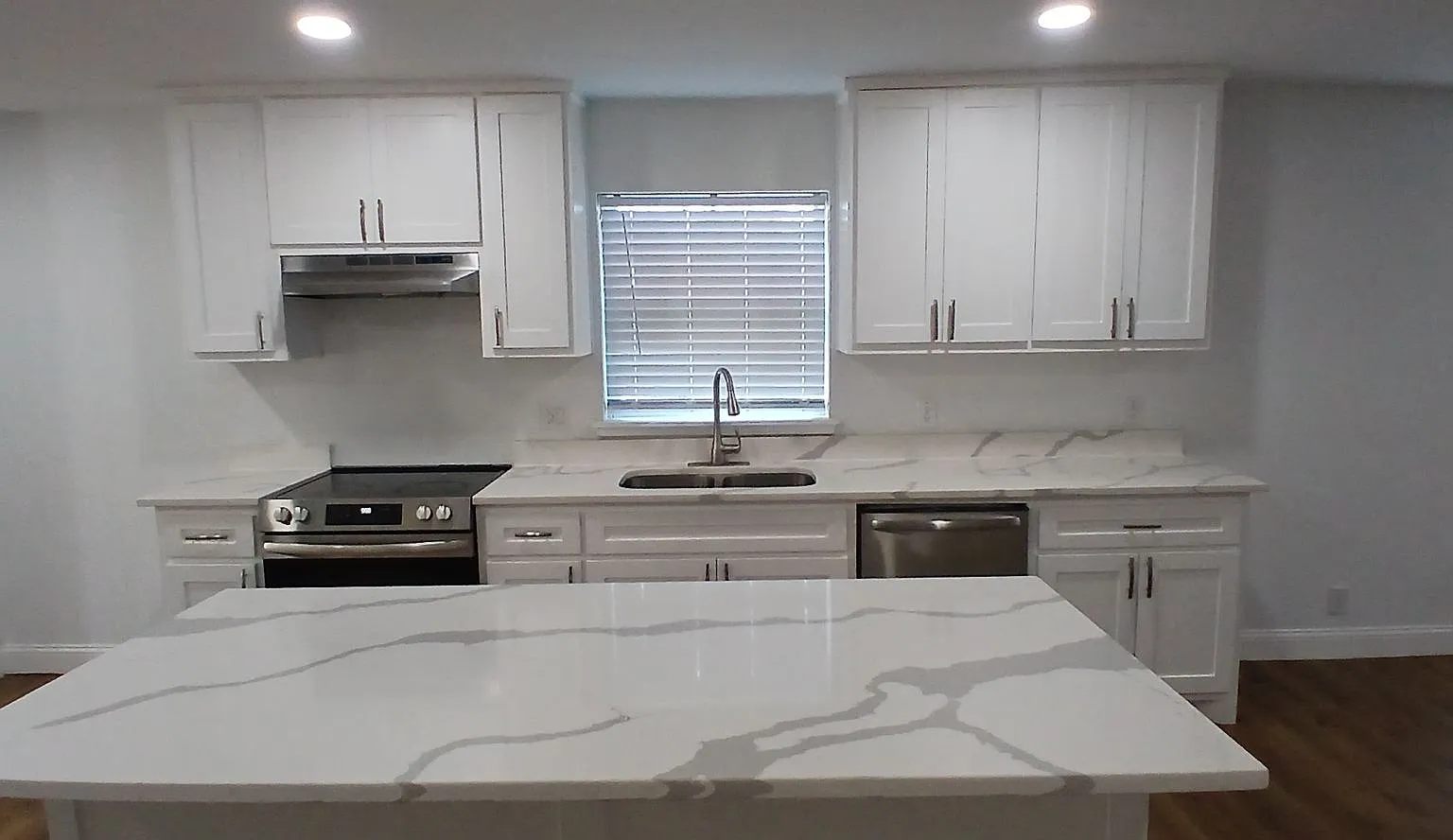 3-Bedroom, 2 Bath Single Home for Rent in Fort Worth, TX | Cozy fireplace & Modern Kitchen — Photo 3
