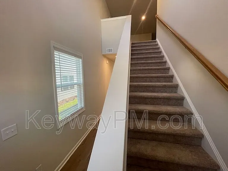 651 Manitou Cir — Photo 2