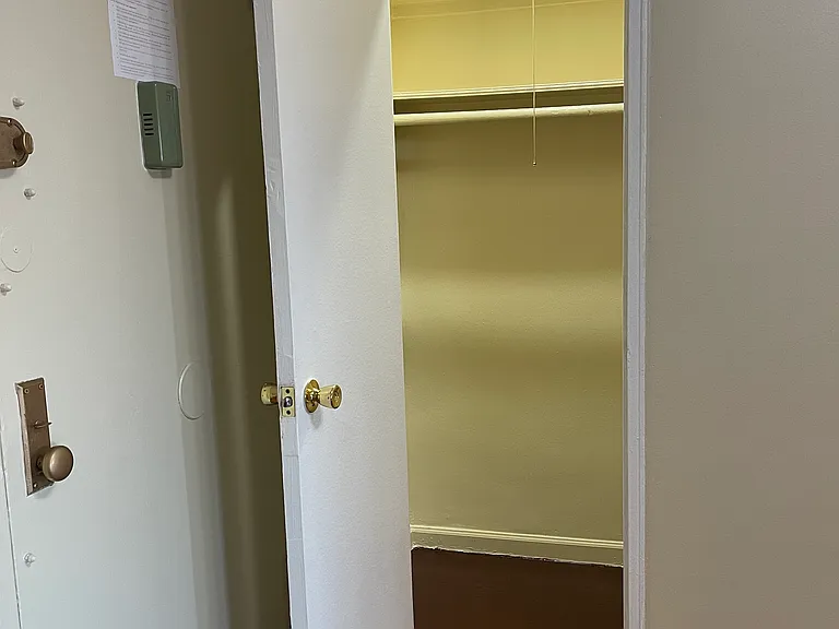 18 Robson Pl #301 — Photo 6