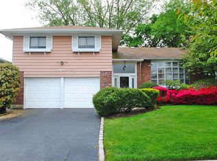 18 Glenn Dr, Woodbury, NY 11797