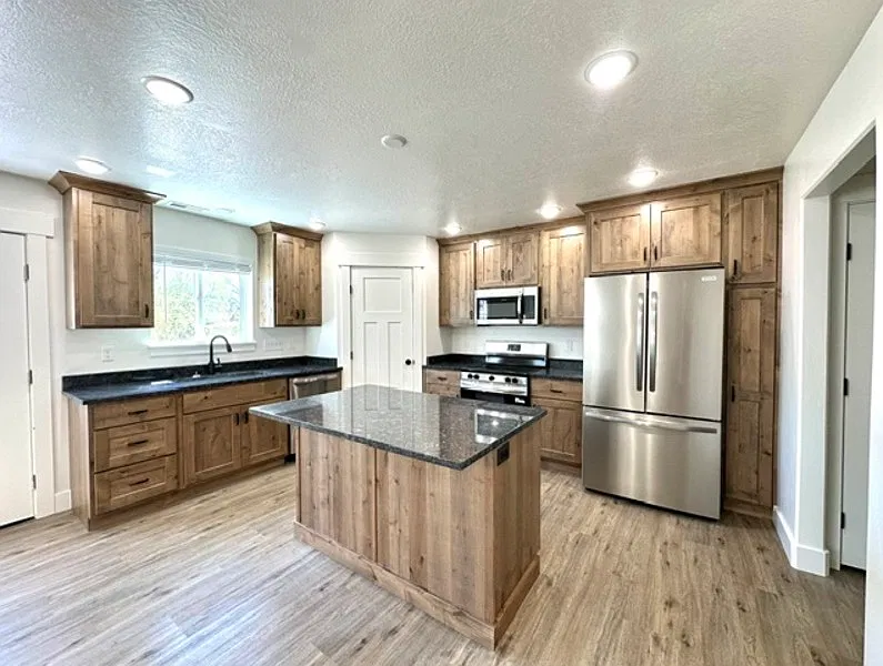 4 bed, 2.5 bath, $2,500 — Photo 2